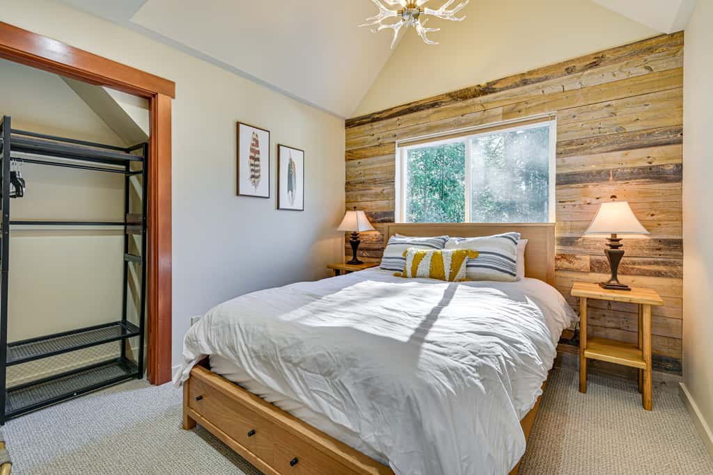 Mtn-View Packwood Cabin: Hot Tub, Deck & Fire Pit