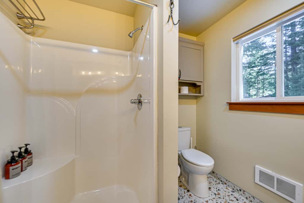 Mtn-View Packwood Cabin: Hot Tub, Deck & Fire Pit