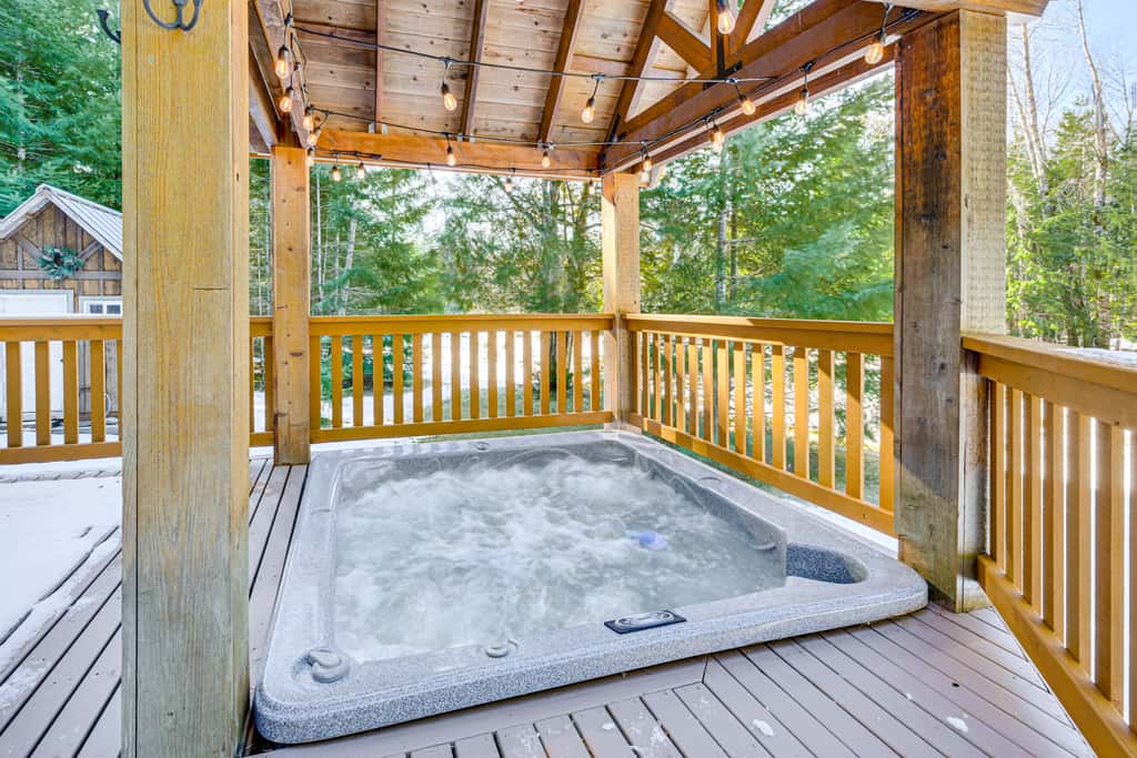 Mtn-View Packwood Cabin: Hot Tub, Deck & Fire Pit