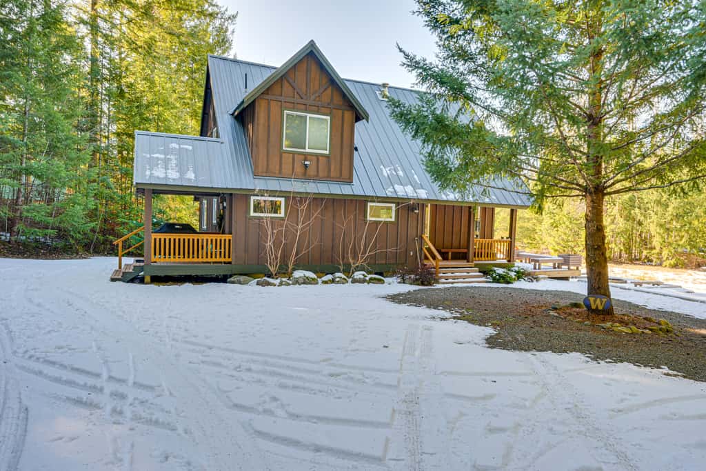 Mtn-View Packwood Cabin: Hot Tub, Deck & Fire Pit