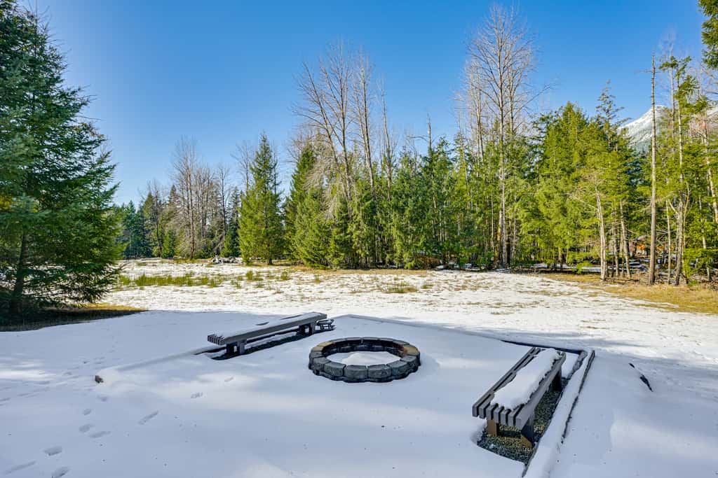 Mtn-View Packwood Cabin: Hot Tub, Deck & Fire Pit