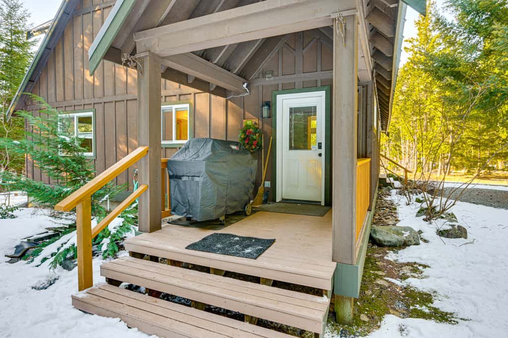 Mtn-View Packwood Cabin: Hot Tub, Deck & Fire Pit