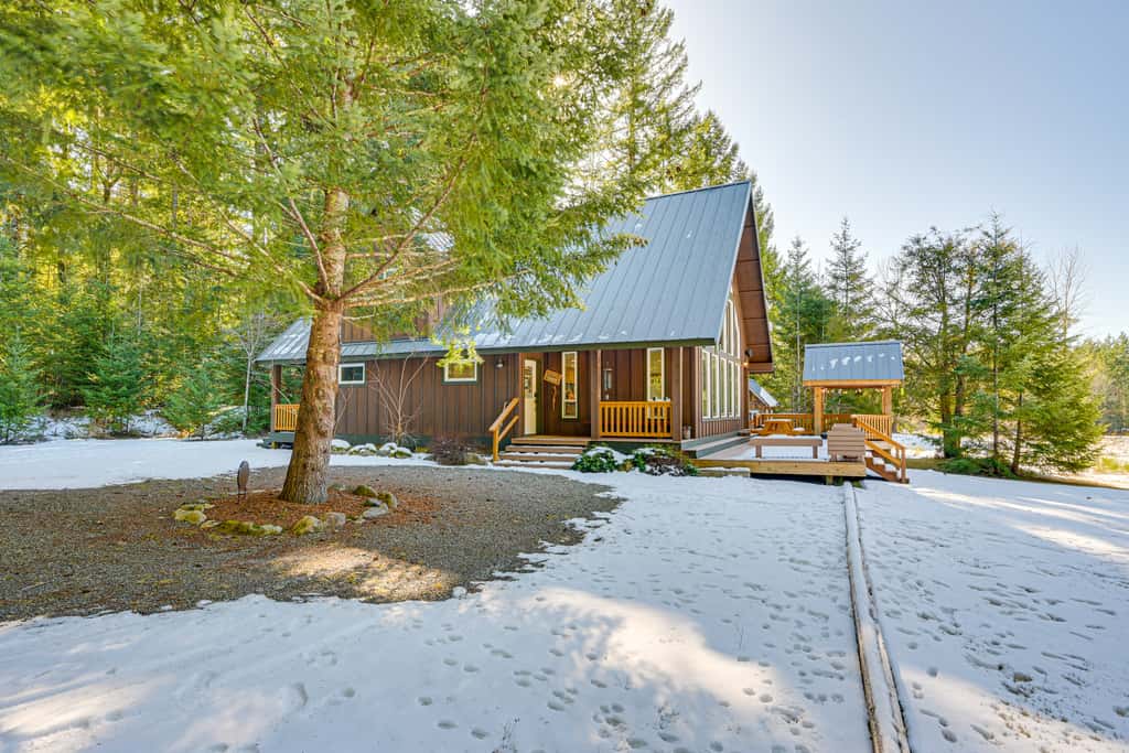 Mtn-View Packwood Cabin: Hot Tub, Deck & Fire Pit