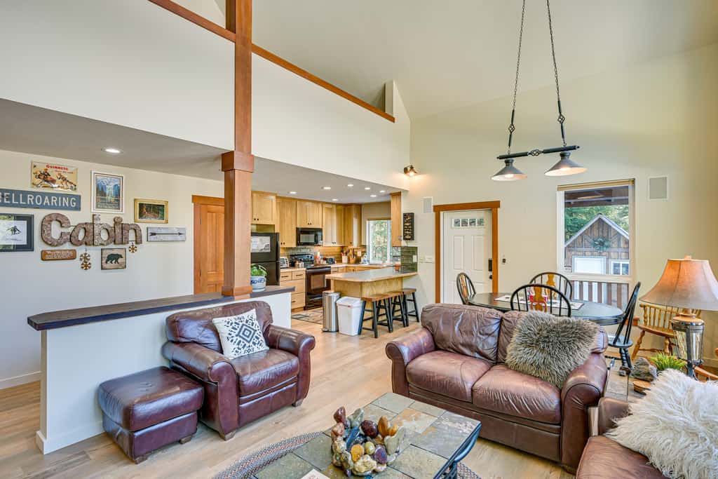 Mtn-View Packwood Cabin: Hot Tub, Deck & Fire Pit