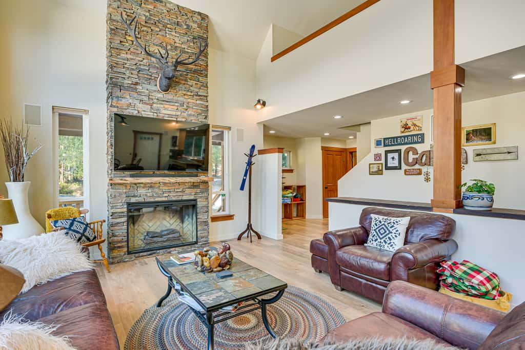 Mtn-View Packwood Cabin: Hot Tub, Deck & Fire Pit