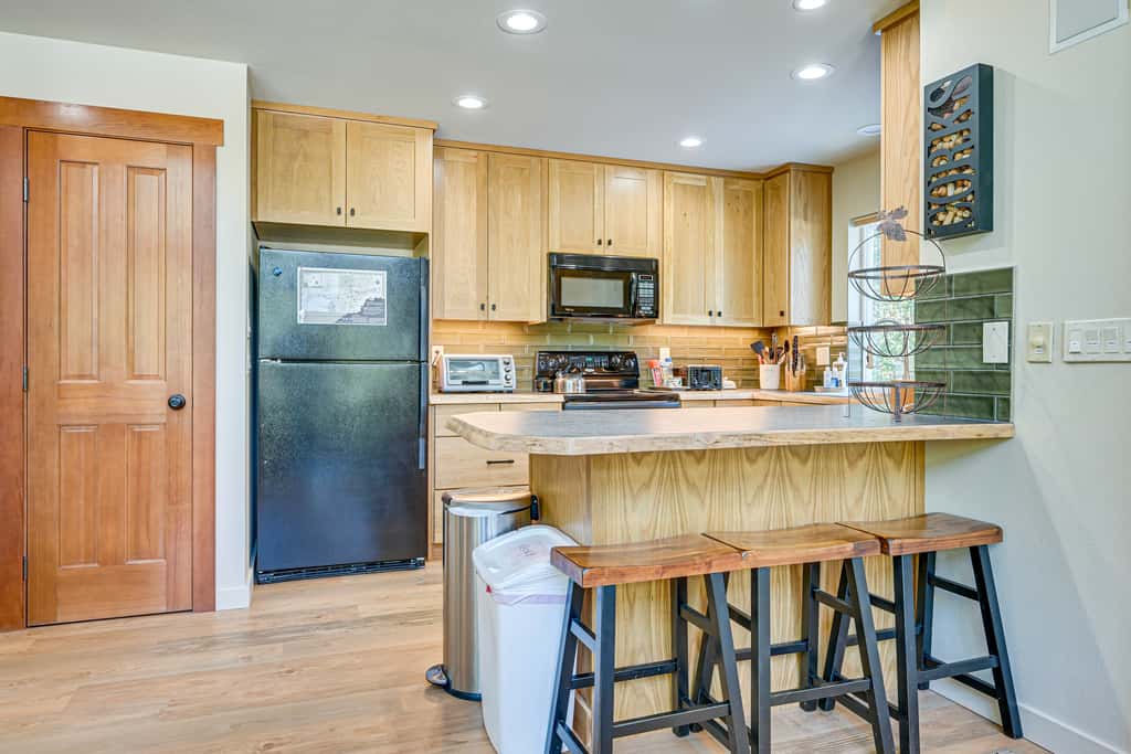 Mtn-View Packwood Cabin: Hot Tub, Deck & Fire Pit