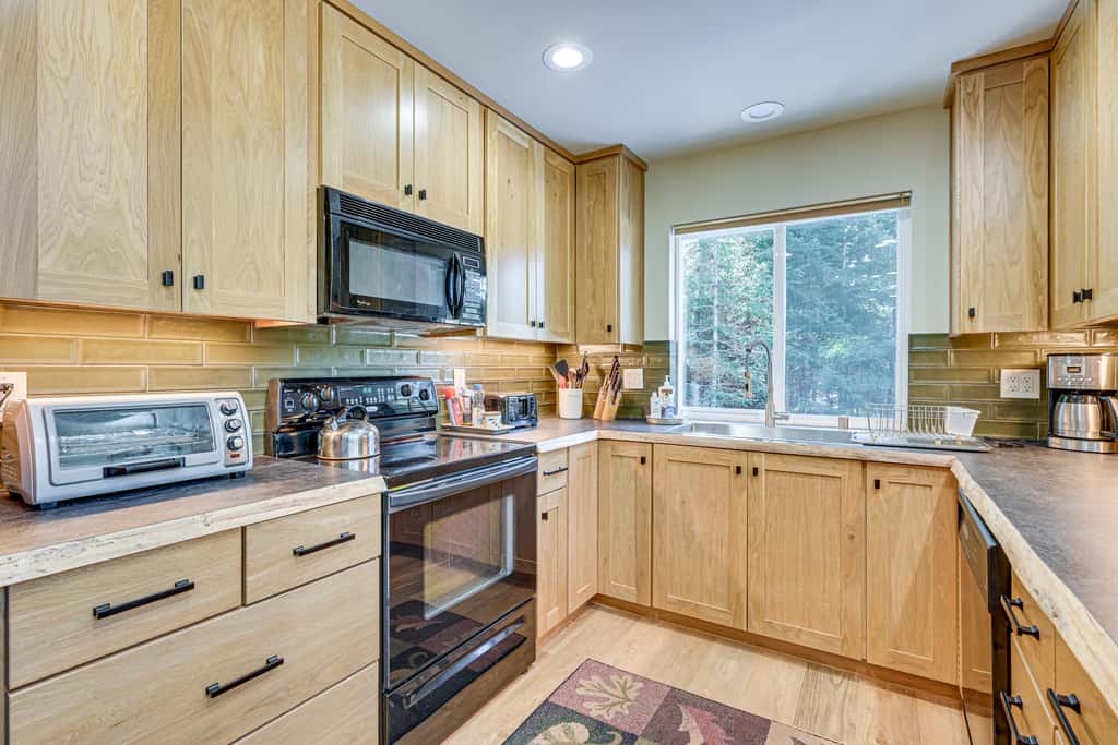 Mtn-View Packwood Cabin: Hot Tub, Deck & Fire Pit
