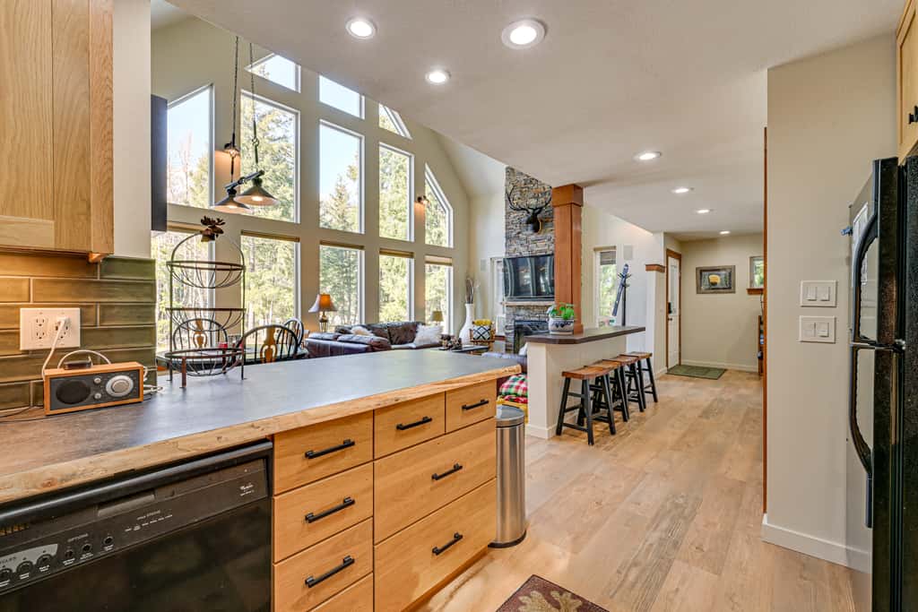 Mtn-View Packwood Cabin: Hot Tub, Deck & Fire Pit