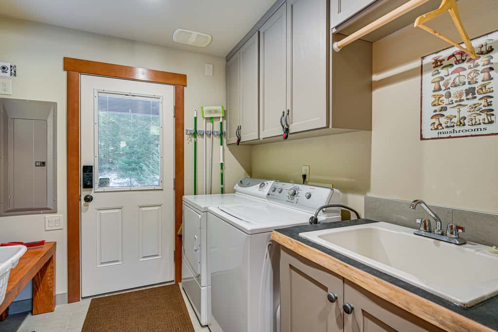 Mtn-View Packwood Cabin: Hot Tub, Deck & Fire Pit