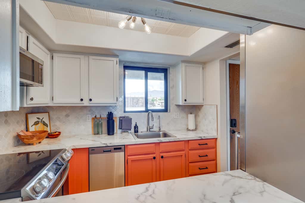 < 2 Mi to London Bridge: Chic Condo w/ Pool Access