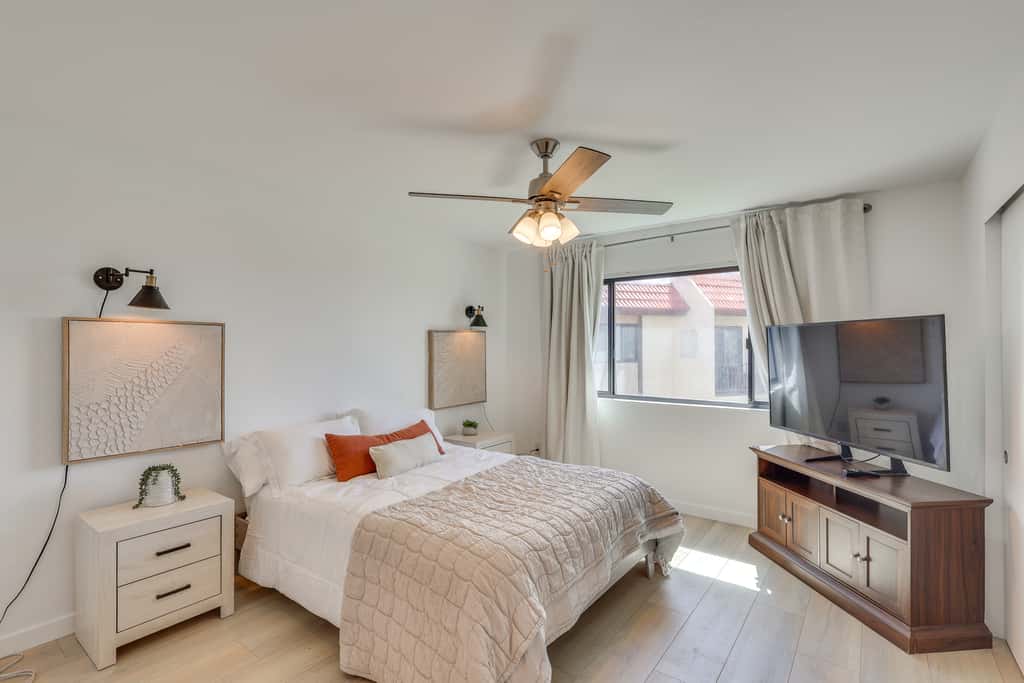 < 2 Mi to London Bridge: Chic Condo w/ Pool Access