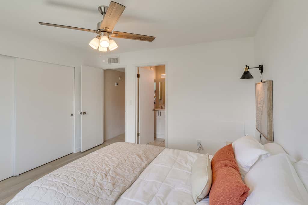 < 2 Mi to London Bridge: Chic Condo w/ Pool Access