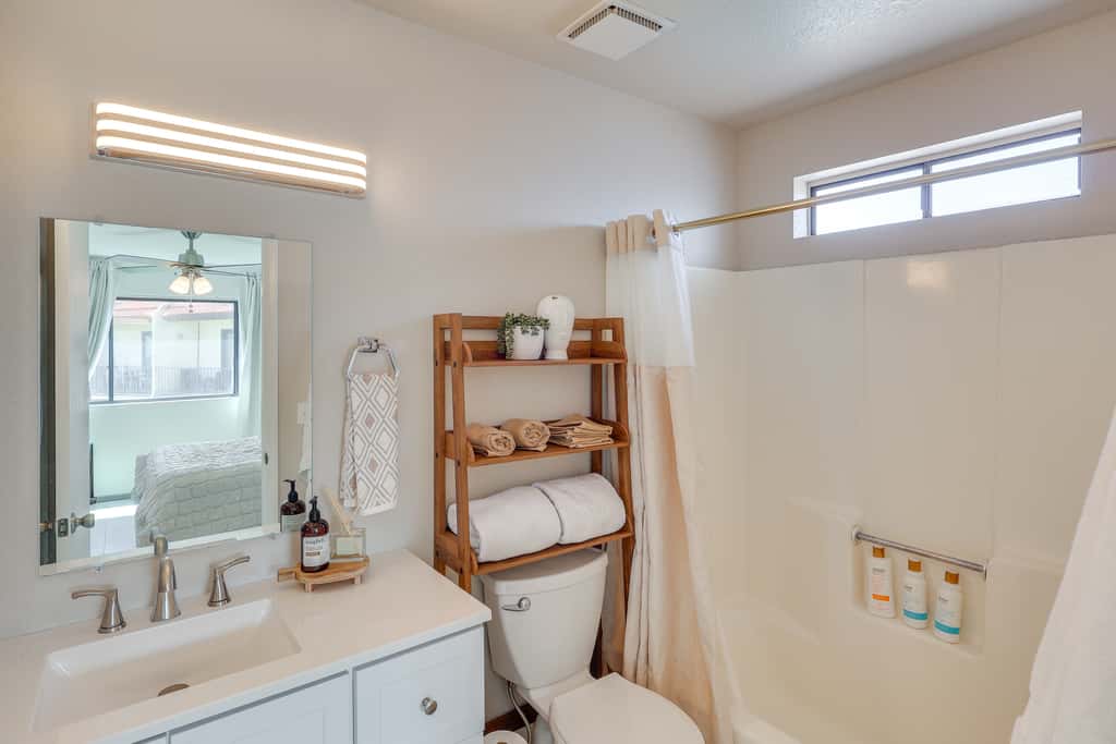 < 2 Mi to London Bridge: Chic Condo w/ Pool Access
