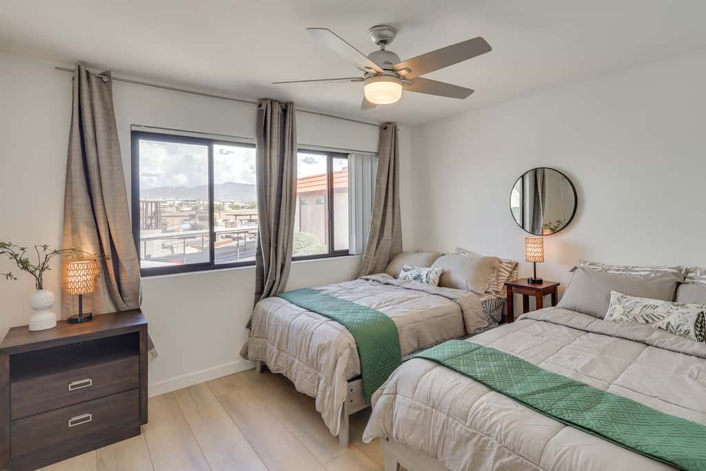 < 2 Mi to London Bridge: Chic Condo w/ Pool Access