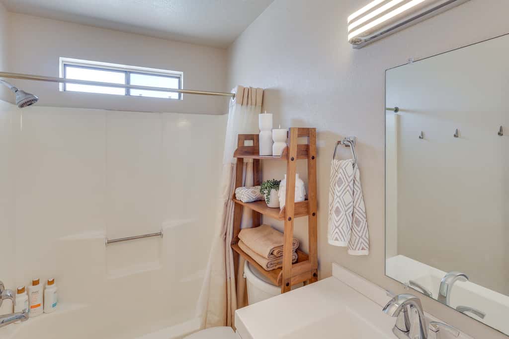 < 2 Mi to London Bridge: Chic Condo w/ Pool Access