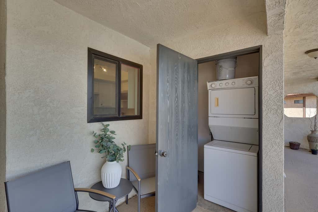 < 2 Mi to London Bridge: Chic Condo w/ Pool Access