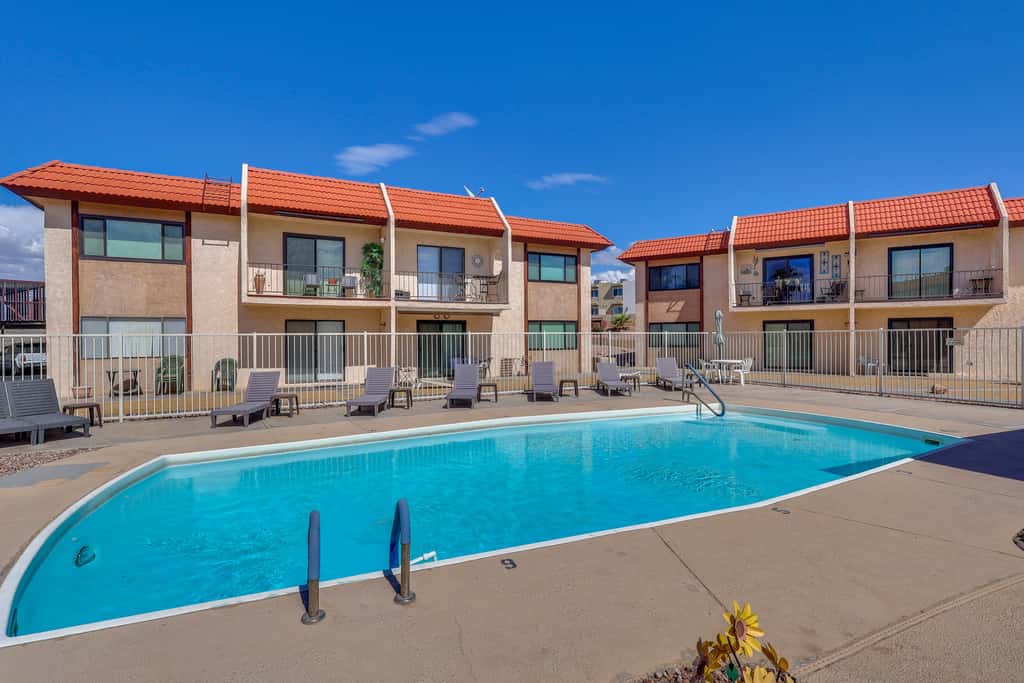< 2 Mi to London Bridge: Chic Condo w/ Pool Access