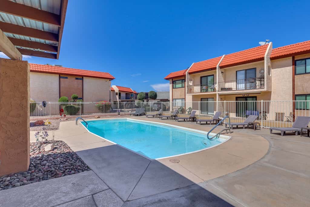 < 2 Mi to London Bridge: Chic Condo w/ Pool Access
