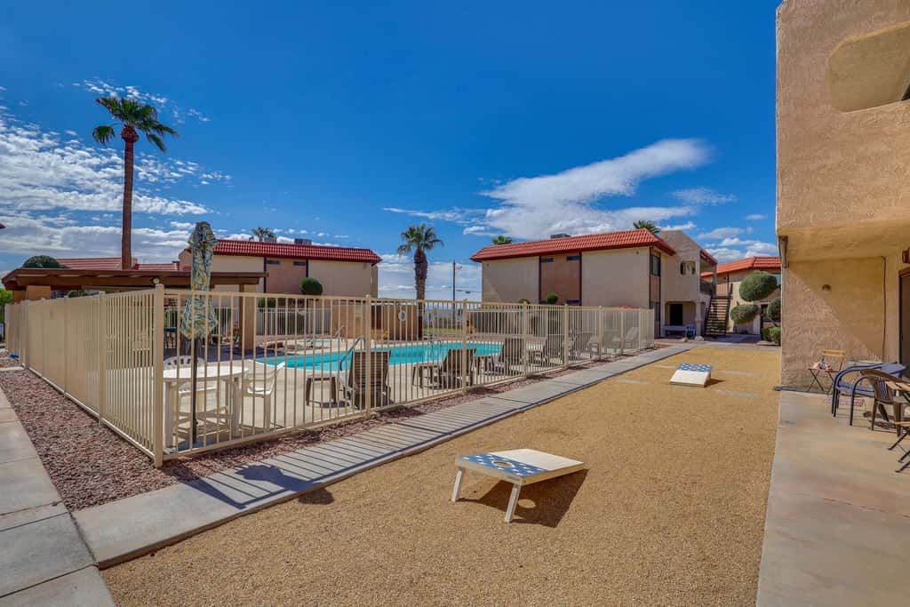 < 2 Mi to London Bridge: Chic Condo w/ Pool Access