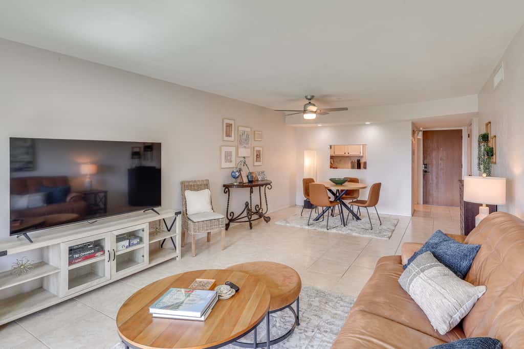 < 2 Mi to London Bridge: Chic Condo w/ Pool Access