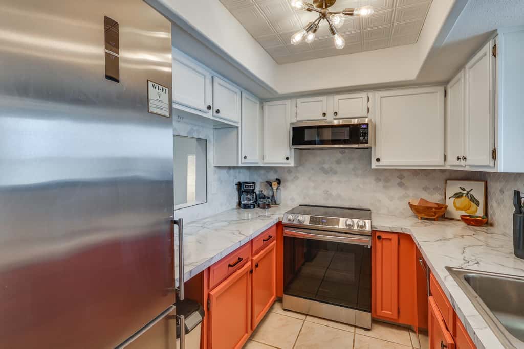 < 2 Mi to London Bridge: Chic Condo w/ Pool Access