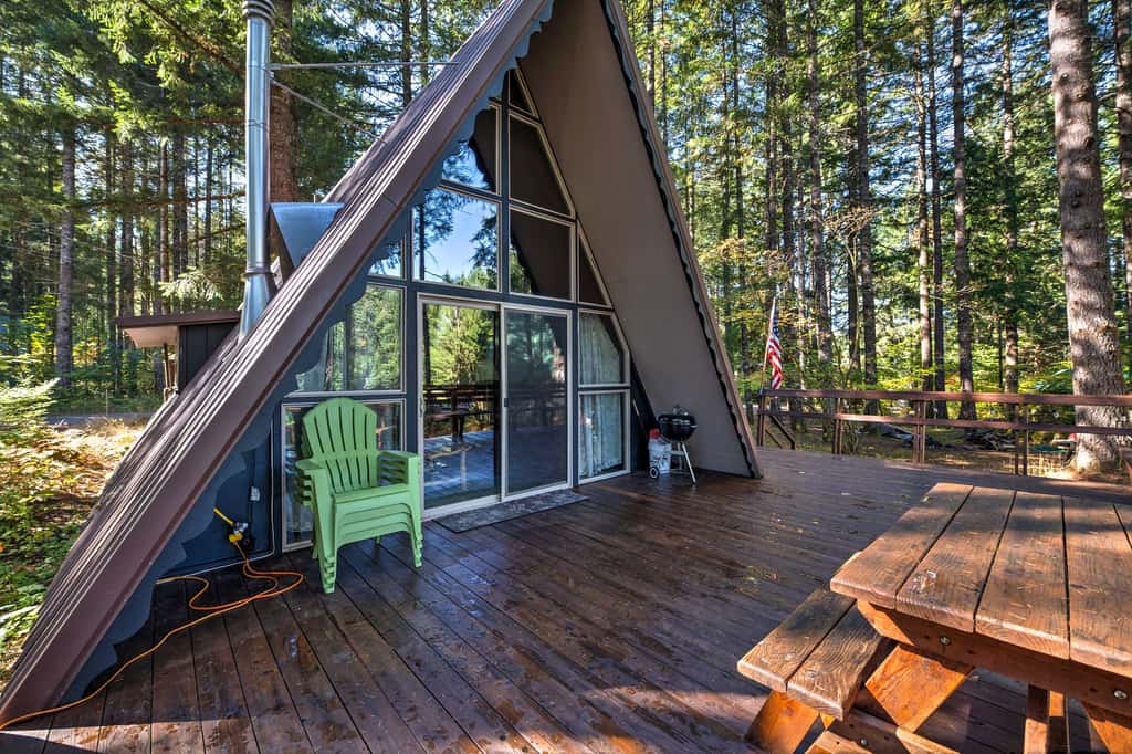 Serene Washington Escape w/ Deck & Mountain Views!