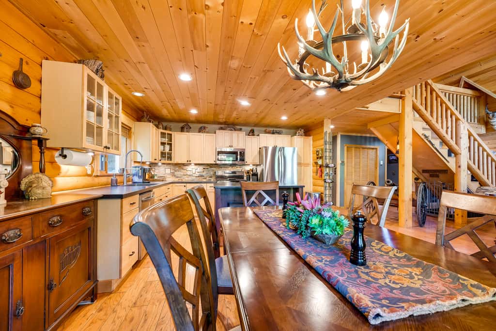 Spacious Packwood Cabin w/ Hot Tub - Near River