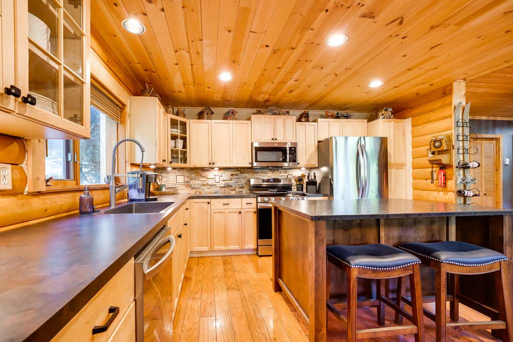 Spacious Packwood Cabin w/ Hot Tub - Near River