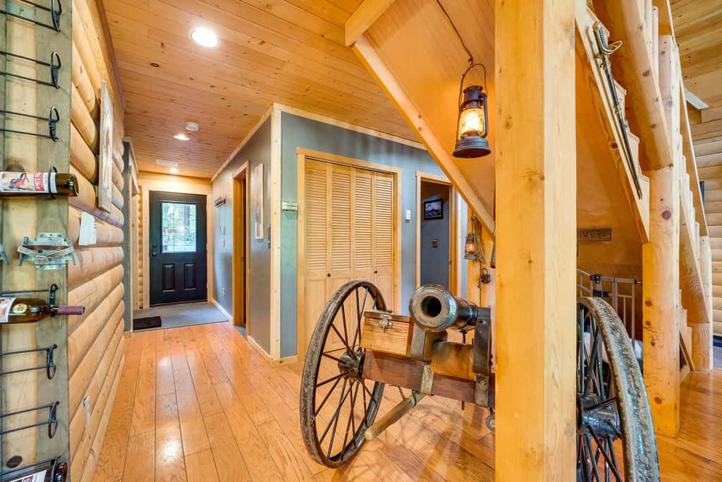 Spacious Packwood Cabin w/ Hot Tub - Near River