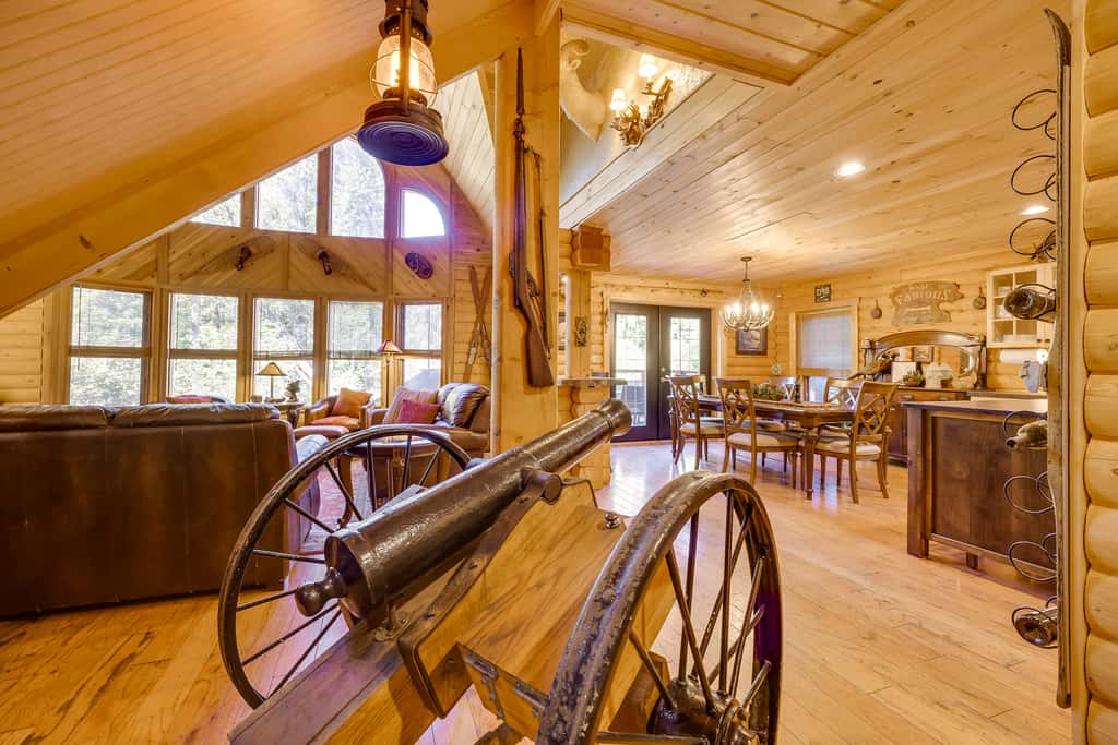 Spacious Packwood Cabin w/ Hot Tub - Near River