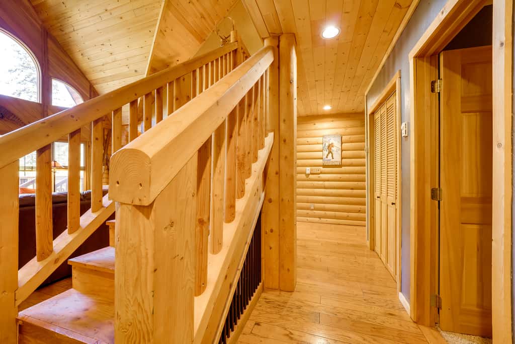 Spacious Packwood Cabin w/ Hot Tub - Near River
