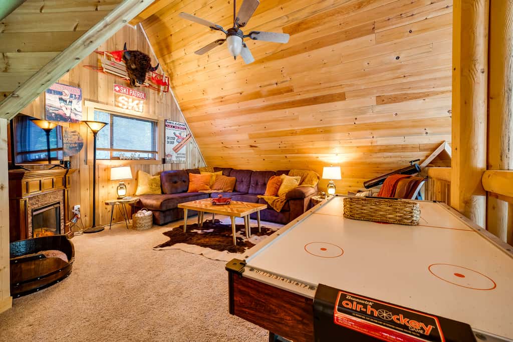 Spacious Packwood Cabin w/ Hot Tub - Near River