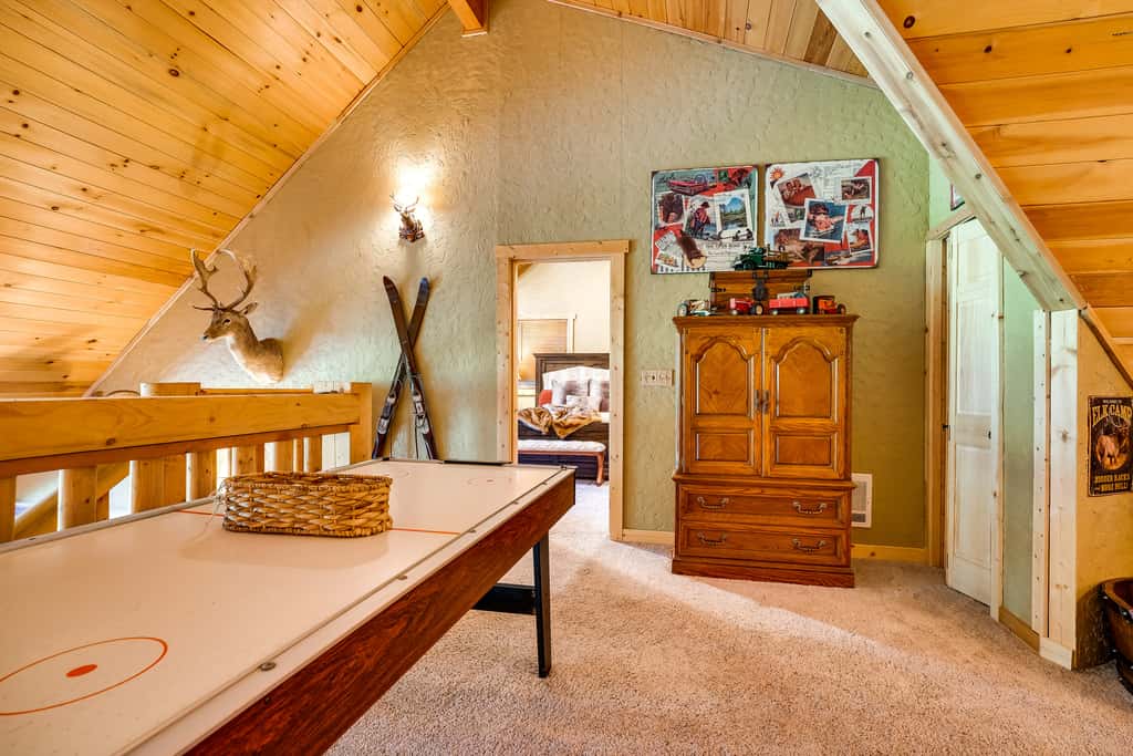 Spacious Packwood Cabin w/ Hot Tub - Near River