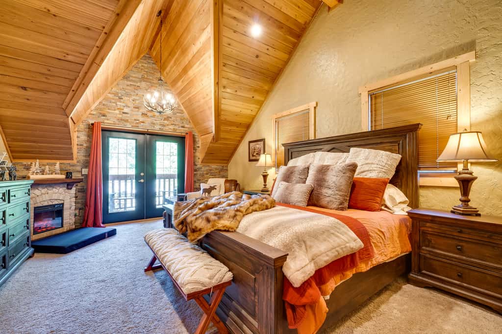 Spacious Packwood Cabin w/ Hot Tub - Near River