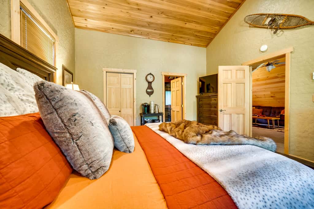 Spacious Packwood Cabin w/ Hot Tub - Near River