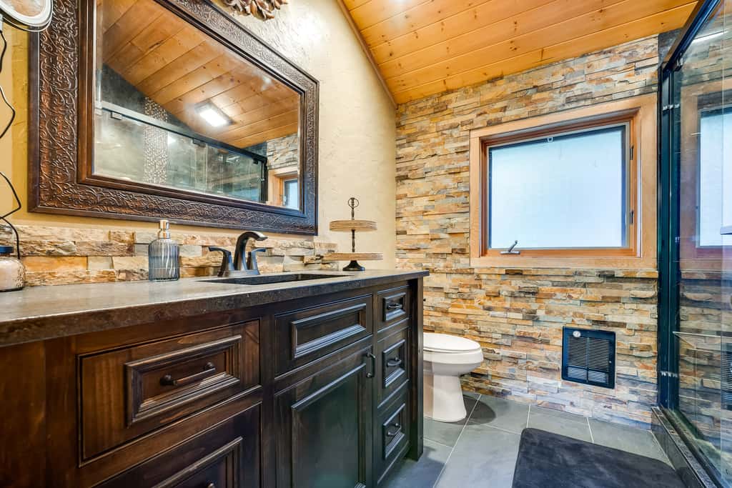 Spacious Packwood Cabin w/ Hot Tub - Near River