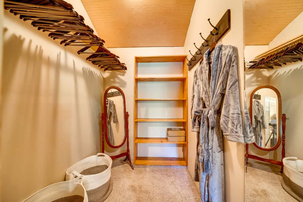 Spacious Packwood Cabin w/ Hot Tub - Near River