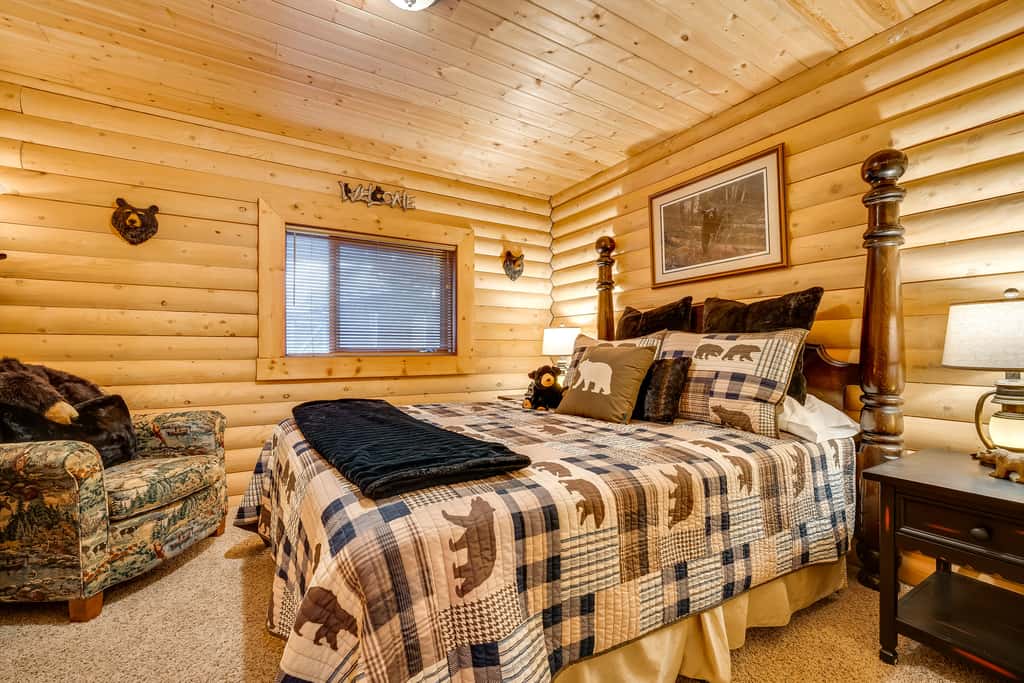 Spacious Packwood Cabin w/ Hot Tub - Near River