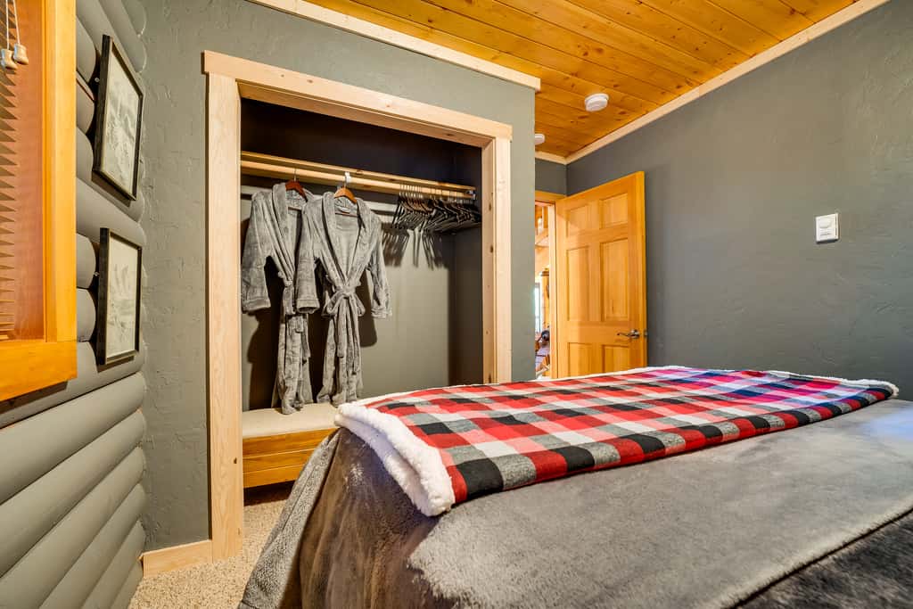 Spacious Packwood Cabin w/ Hot Tub - Near River
