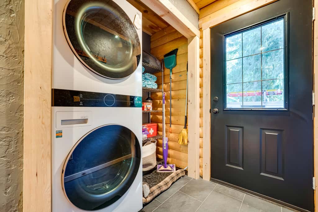 Spacious Packwood Cabin w/ Hot Tub - Near River