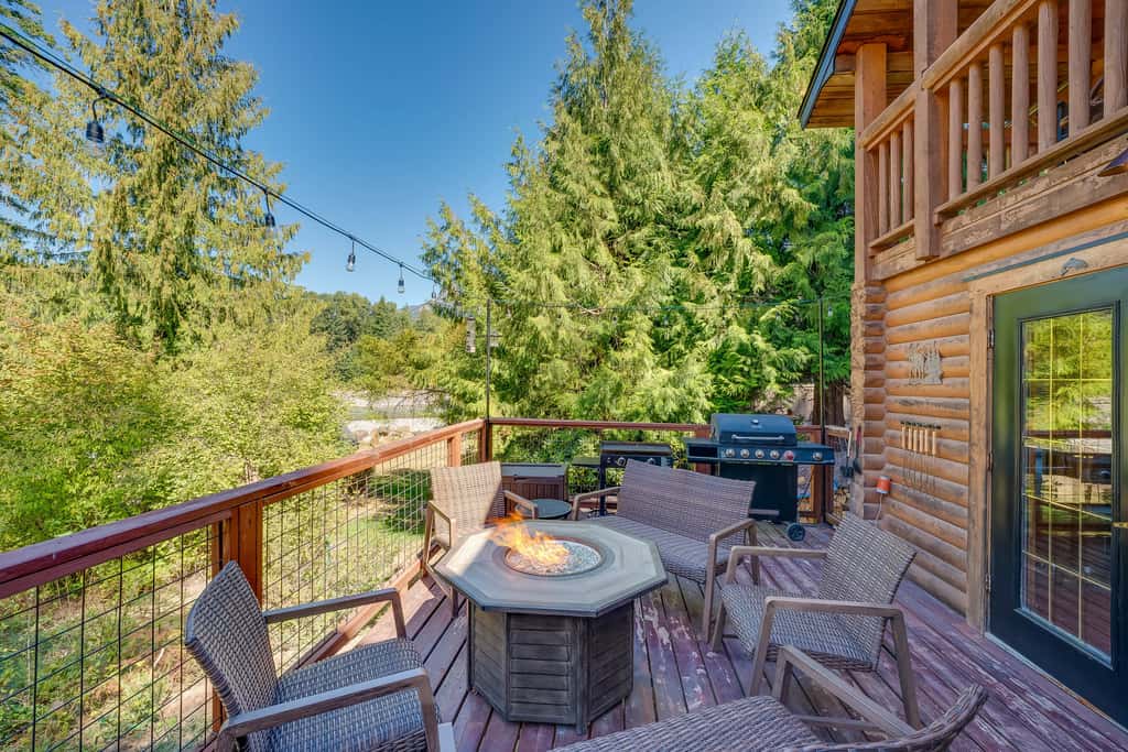 Spacious Packwood Cabin w/ Hot Tub - Near River