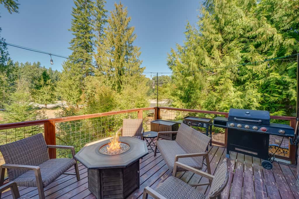 Spacious Packwood Cabin w/ Hot Tub - Near River