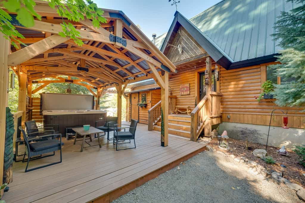 Spacious Packwood Cabin w/ Hot Tub - Near River