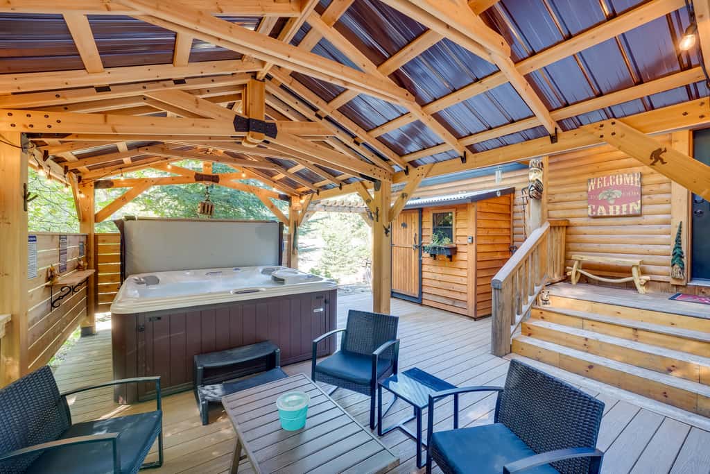 Spacious Packwood Cabin w/ Hot Tub - Near River