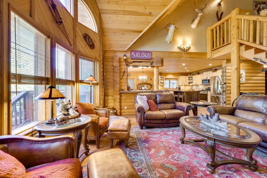 Spacious Packwood Cabin w/ Hot Tub - Near River