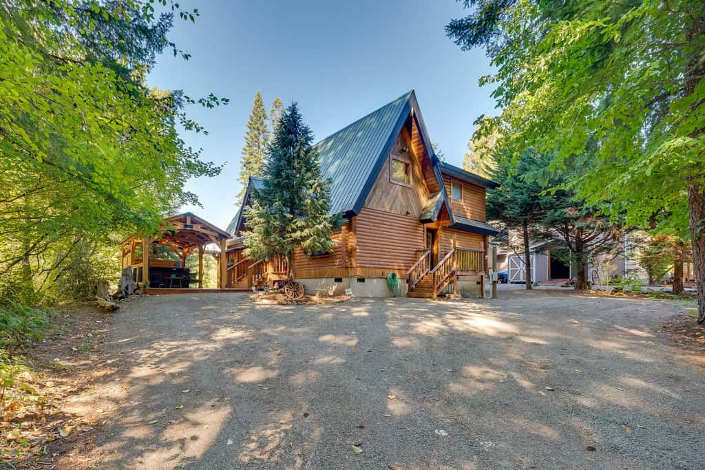 Spacious Packwood Cabin w/ Hot Tub - Near River