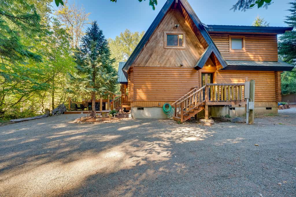 Spacious Packwood Cabin w/ Hot Tub - Near River
