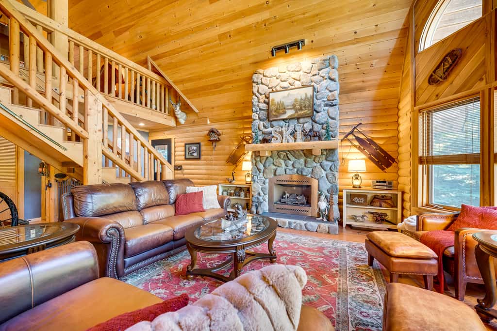 Spacious Packwood Cabin w/ Hot Tub - Near River