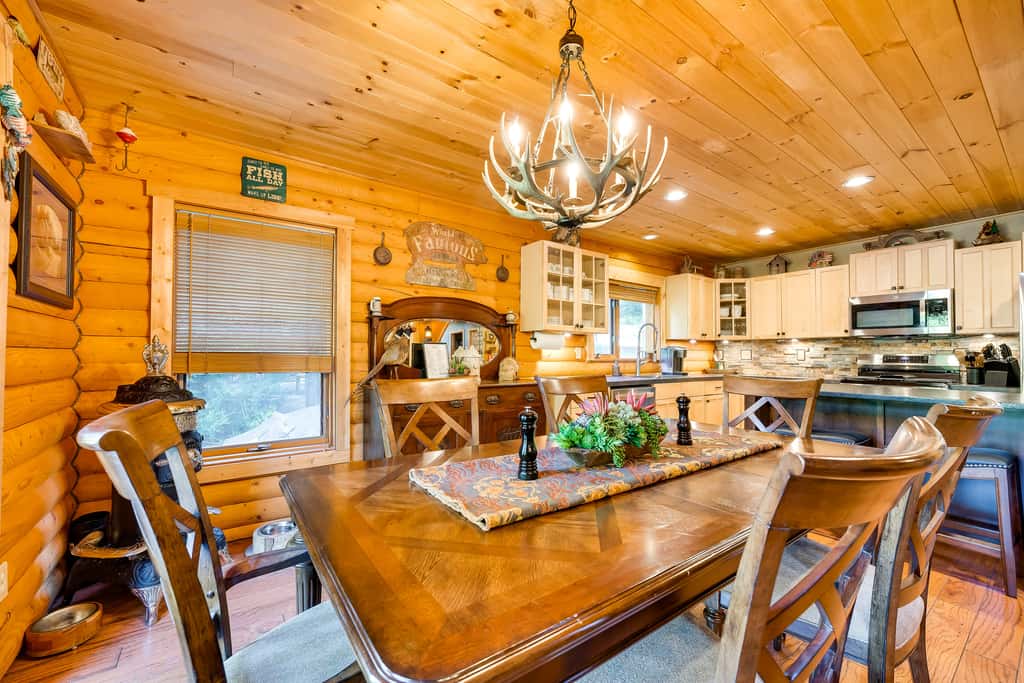 Spacious Packwood Cabin w/ Hot Tub - Near River