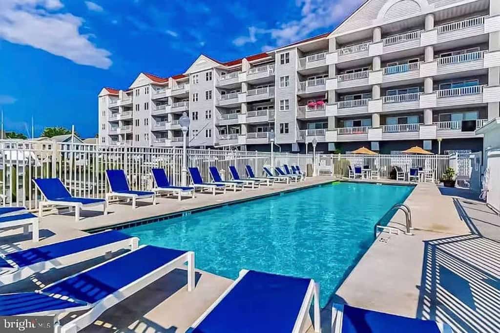 Charming Bayfront condo with pool access and private balcony views